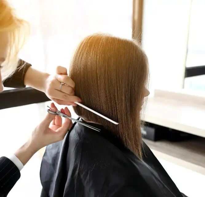 Fryzjerka obcinajaca włosy